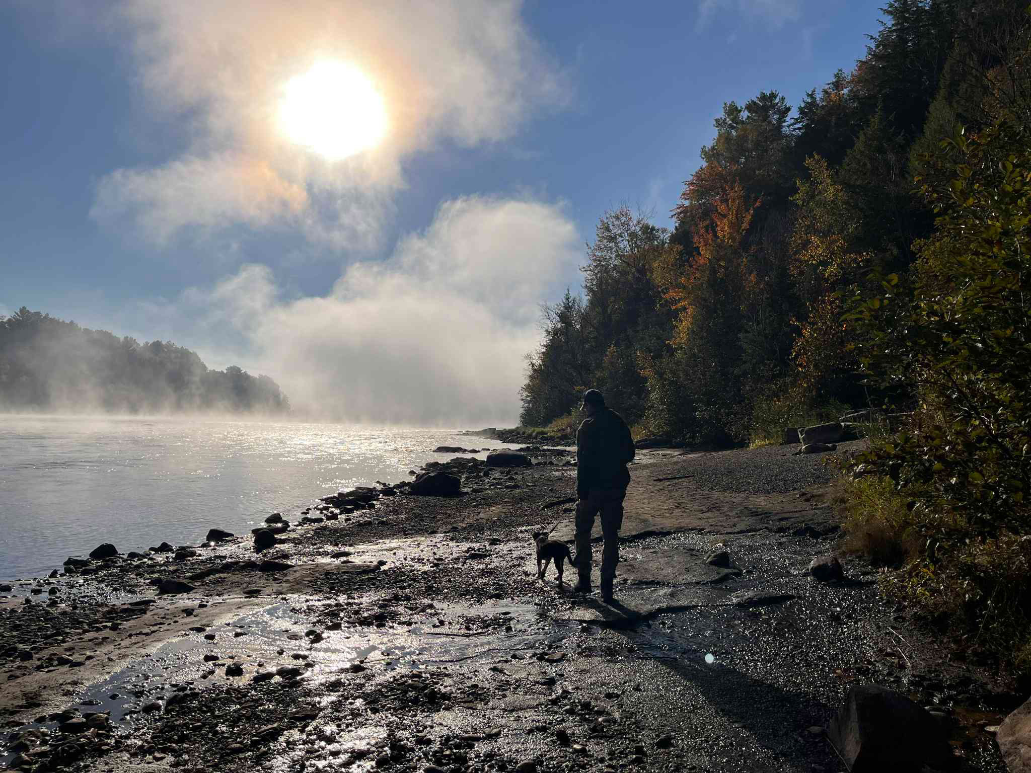 Athéna (mon chien) et moi le long des brumes d'automne de la rivière St Maurice