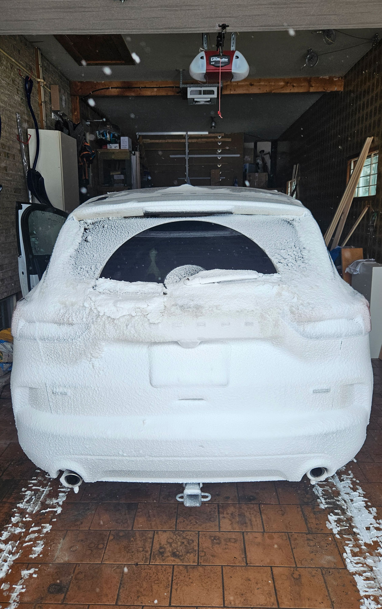 Lors dune tempête, la voiture fait du camouflage