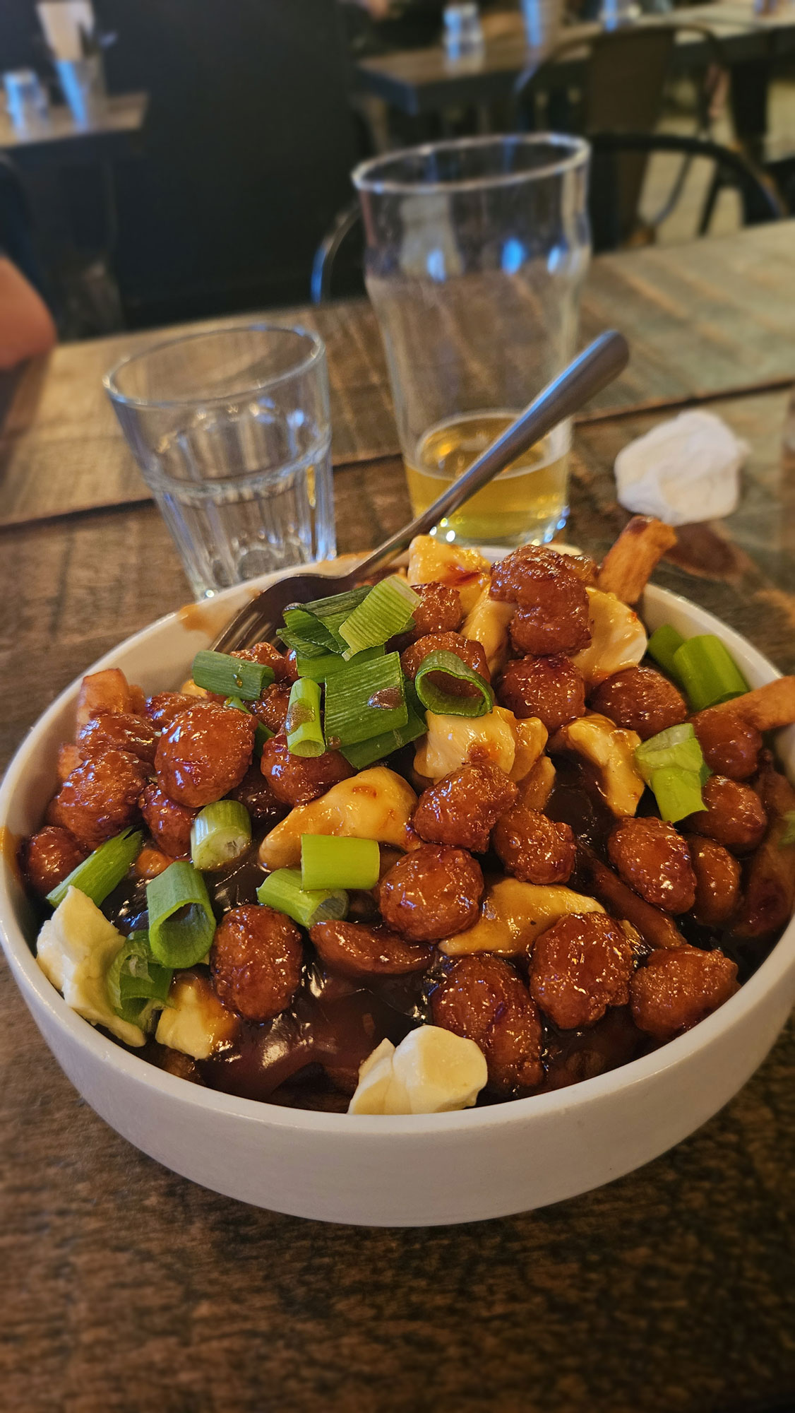 Une des deux meilleures poutines de Trois Rivières aux couleurs de la terre Une des deux meilleures poutines de Trois Rivières aux couleurs de la terre