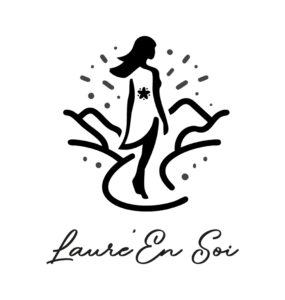 Quatrième proposition de logo de kinésiologue, femme avançant sur un chemin sinueux